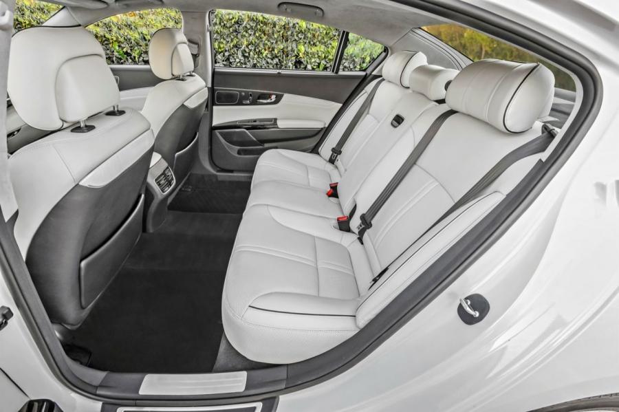 Kia K900 2015 года  (фото 11 из 21)